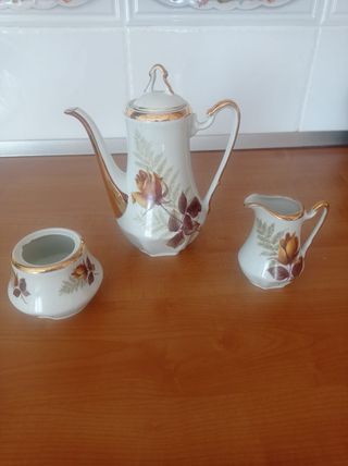Juego de café de porcelana con detalles dorados