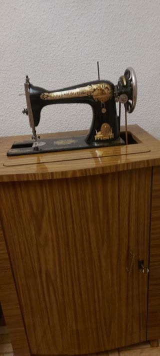 Máquina de coser antigua decorada