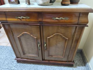 Taquillón de madera con detalles dorados