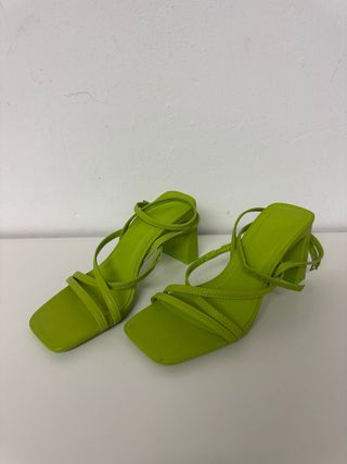 Sandalias Bershka tacón verde talla 36