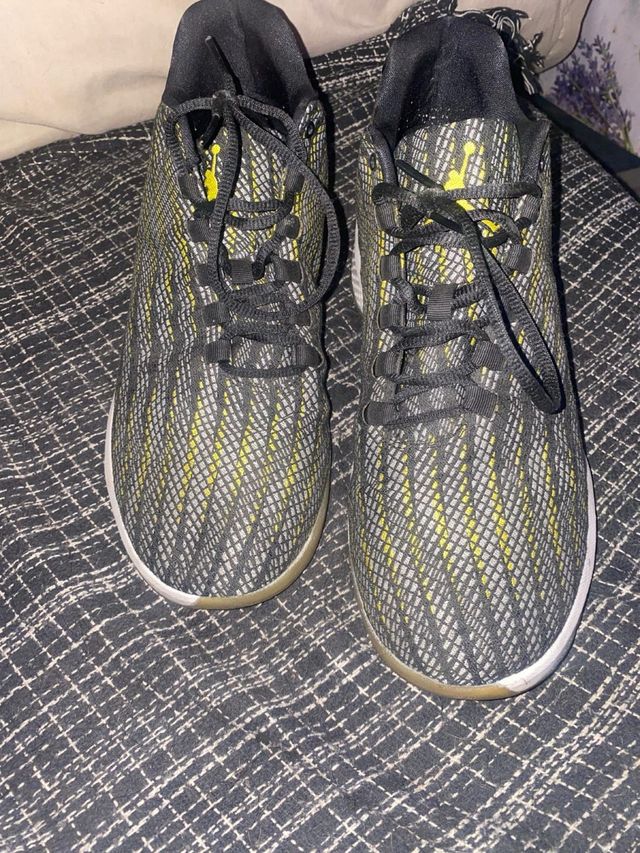 Zapatillas Jordan Negras y Grises