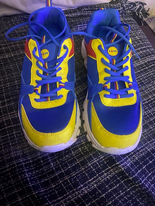 Zapatillas deportivas Lidl azules y amarillas