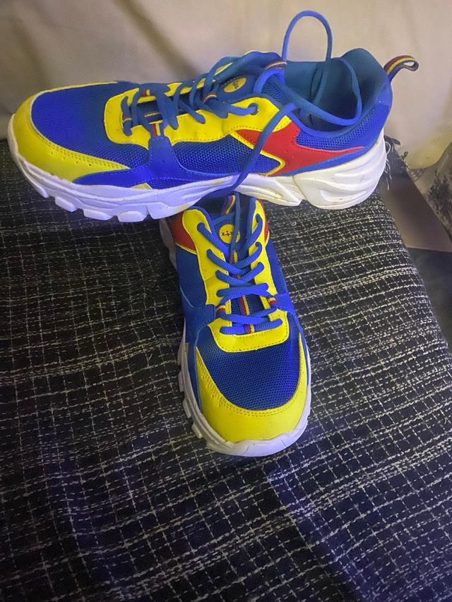 Zapatillas deportivas Lidl azules y amarillas
