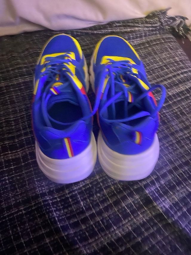 Zapatillas deportivas Lidl azules y amarillas