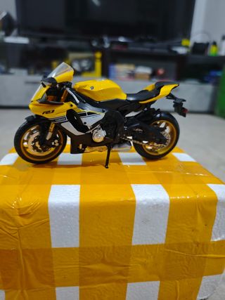 Yamaha R1 Amarilla Escala 1/12