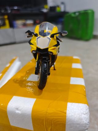 Yamaha R1 Amarilla Escala 1/12