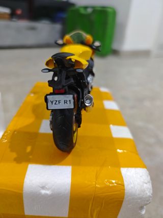 Yamaha R1 Amarilla Escala 1/12
