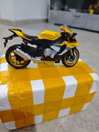Yamaha R1 Amarilla Escala 1/12
