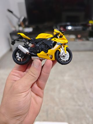 Yamaha R1 amarilla escala 1/12
