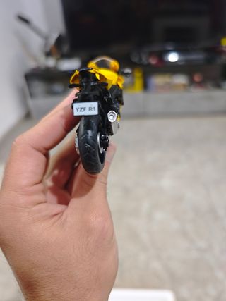 Yamaha R1 amarilla escala 1/12