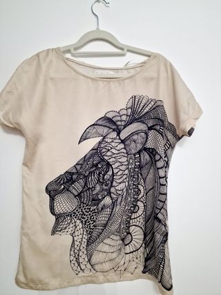 Camiseta beige con estampado y textura