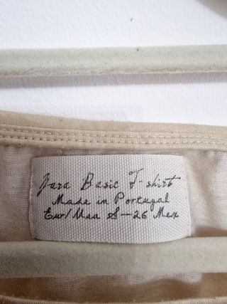 Camiseta beige con estampado y textura