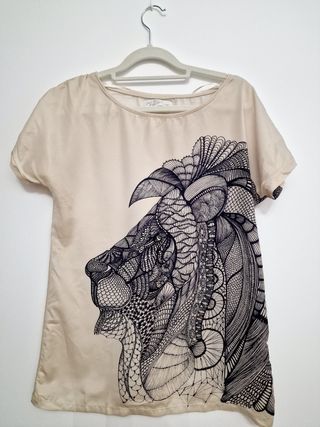 Camiseta beige con estampado y textura