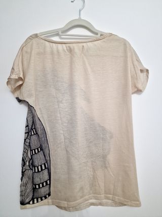 Camiseta beige con estampado y textura