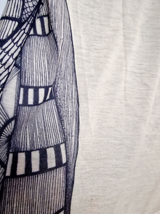 Camiseta beige con estampado y textura