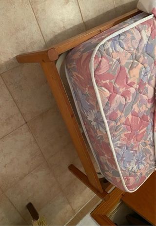 Cama individual de madera con colchón