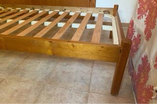 Cama individual de madera con colchón