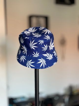 Chapéu bucket azul com padrão de folhas