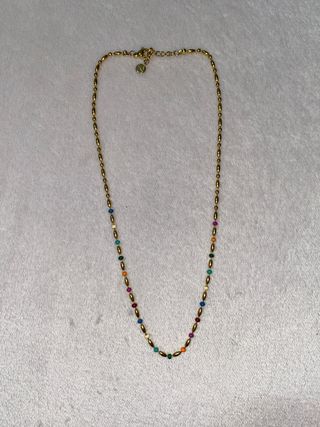 Collar dorado con detalles de colores