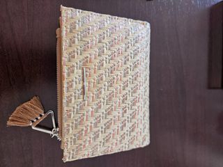 Cartera tejida beige y rosa con borla