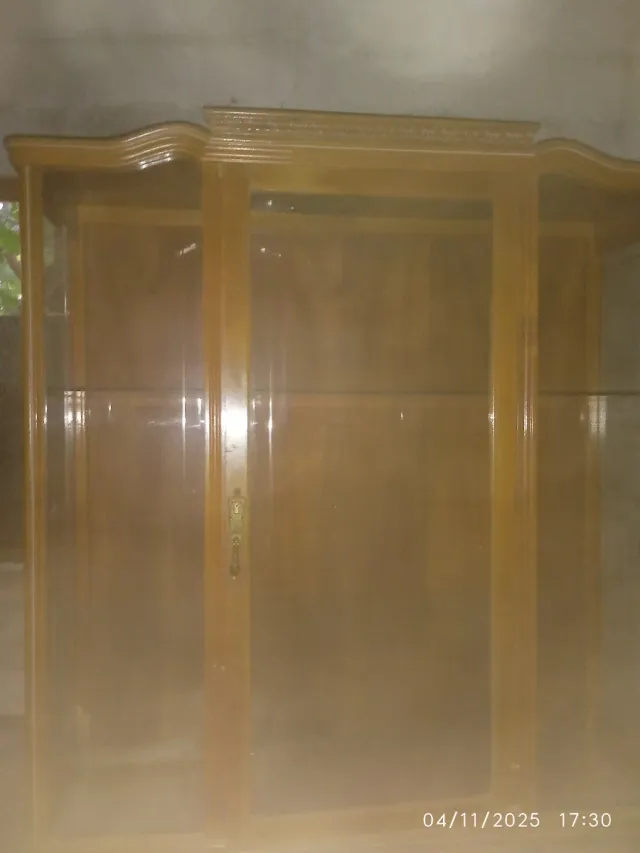 1 vitrina 2 Muebles Antiguos de Madera y 4 sillas