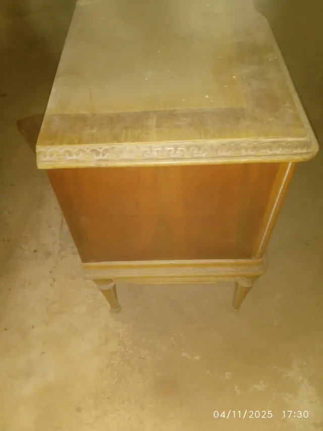 1 vitrina 2 Muebles Antiguos de Madera y 4 sillas