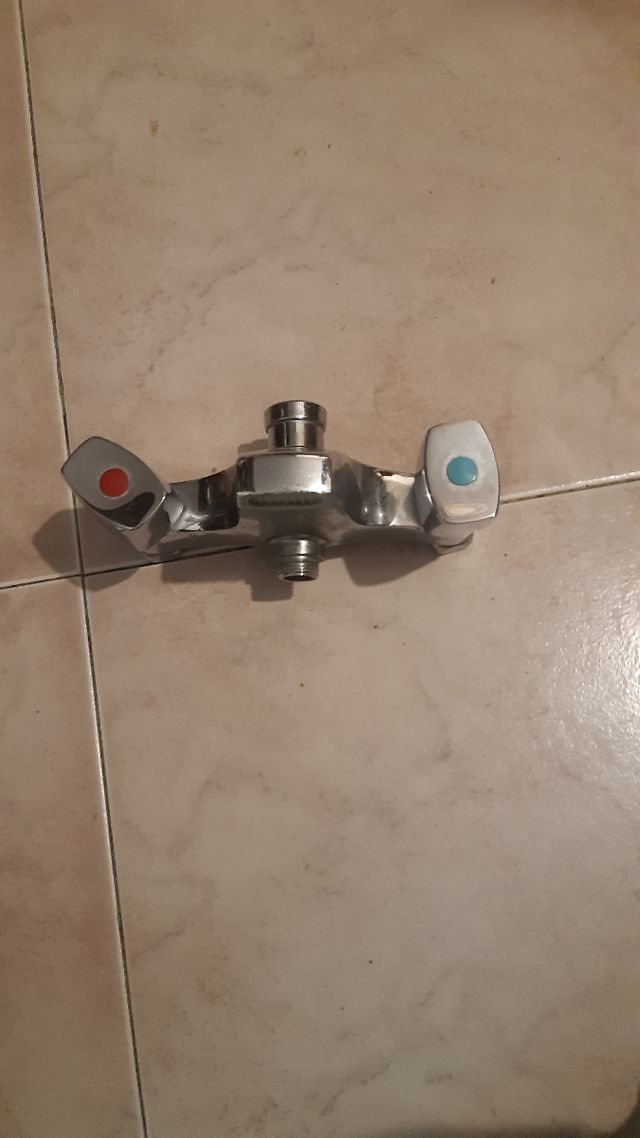 Grifo de metal plateado