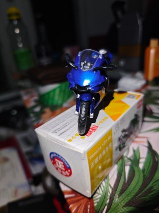 Yamaha R1 1/18 escala azul