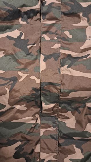 Anorak camuflaje verde y marrón