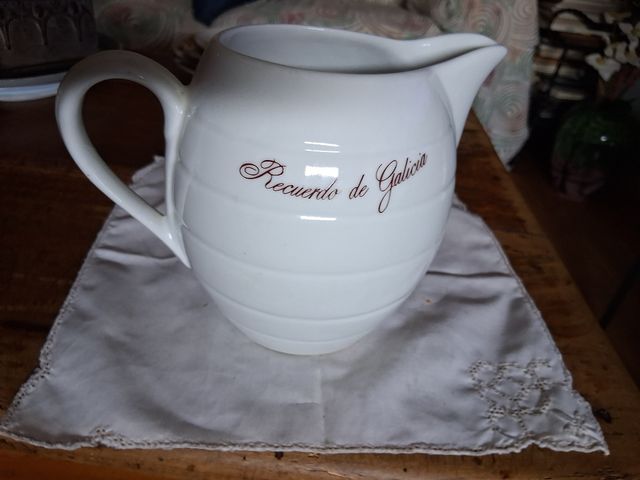 Vaso in porcellana con scena dipinta Vintage