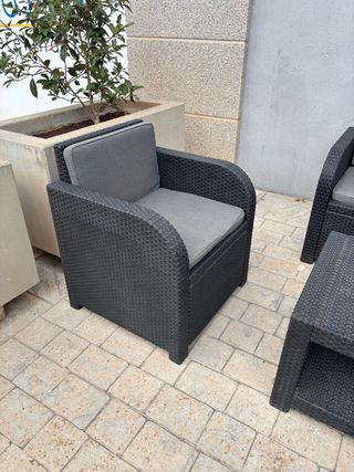 Conjunto de terraza ratán negro y cojines grises