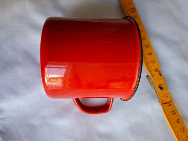 Taza esmaltada roja vintage