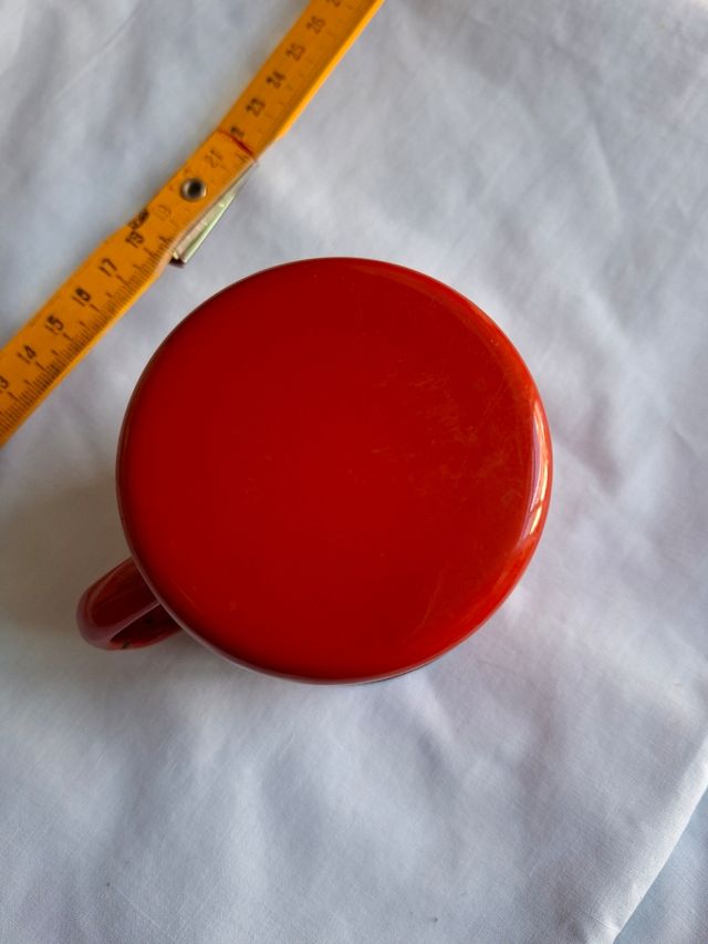Taza esmaltada roja vintage