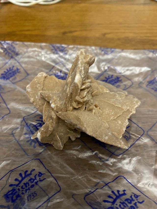 Rosa del deserto minerale . 
larga 10 cm alta cm 5