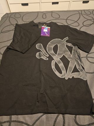 Camiseta negra chico a estrenar.
Muy de moda.