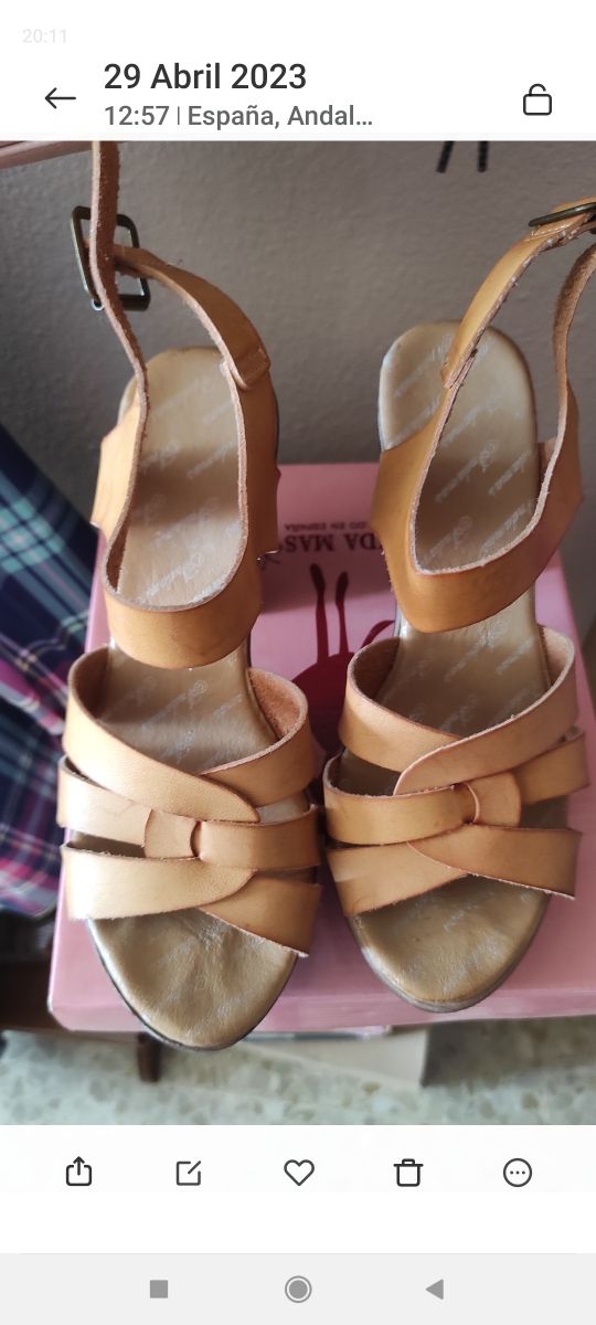 Sandalias tacón, de piel color miel,