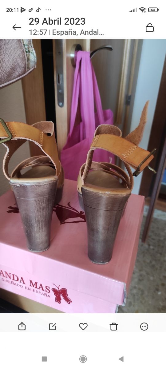 Sandalias tacón, de piel color miel,