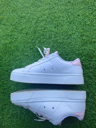 Zapatillas Fila Blancas y Rosas