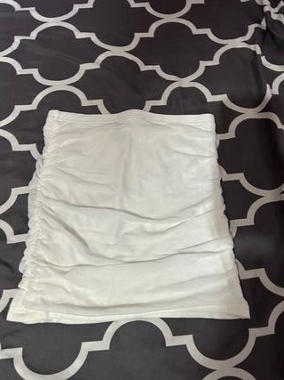Falda blanca con fruncido