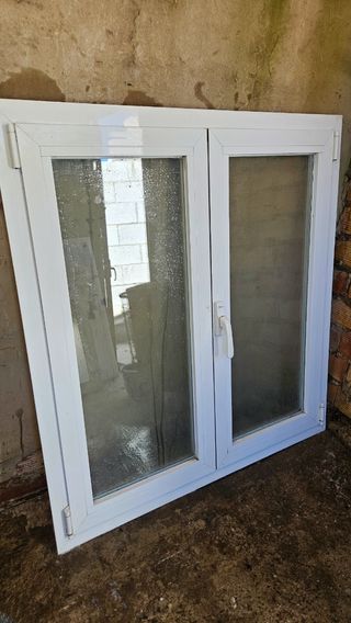 Ventana oscilobatiente blanca