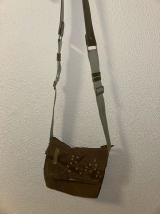 Bolso bandolera marrón con diseño de ciudad