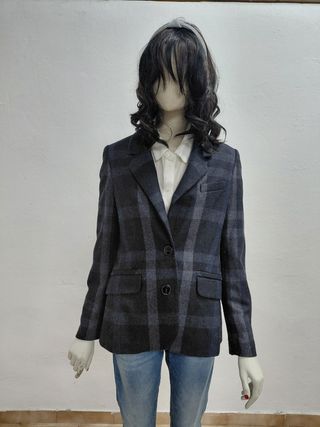 Americana de cuadros gris y negro