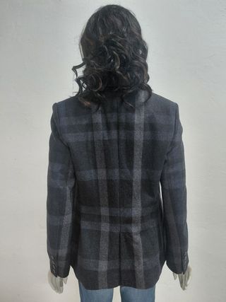 Americana de cuadros gris y negro