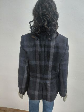 Americana de cuadros gris y negro