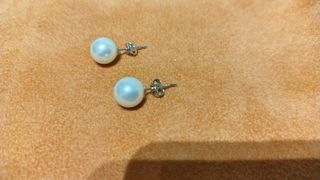 Orecchini perla bianchi con montatura in oro 18k