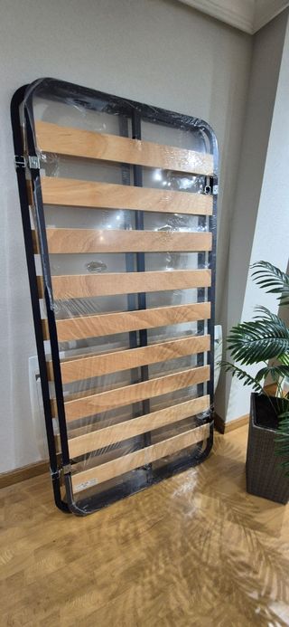 Base de cama canapé con láminas de madera