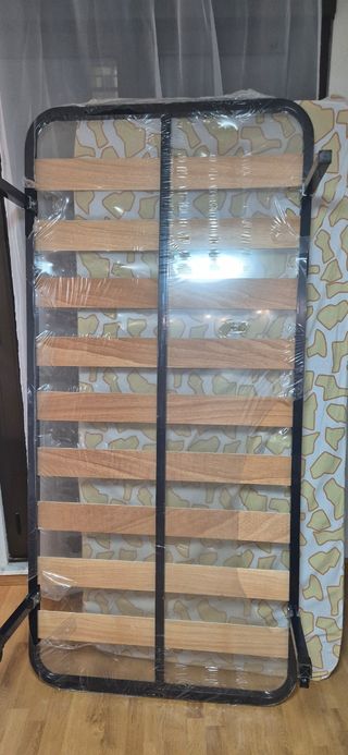 Base de cama canapé con láminas de madera