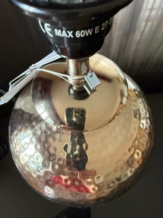 Lámpara de mesa metalizada nueva