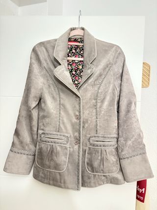 Americana terciopelo gris bordada