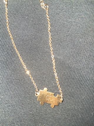 Pulsera dorada con charm de puzzle
